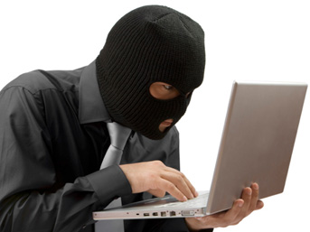 Laptop hırsızları yakayı ele verdi
