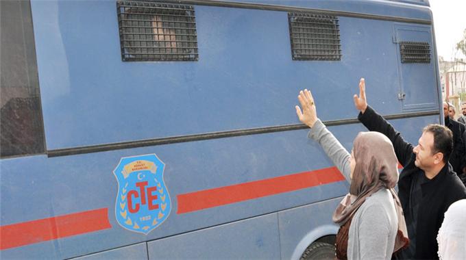 Tutuklu vekil cezaevine geri döndü