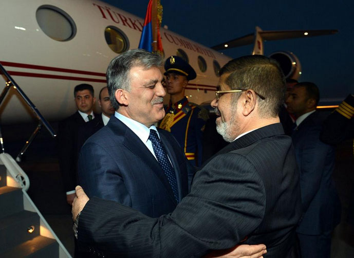 Mursi, Gül'ü kapıda karşıladı