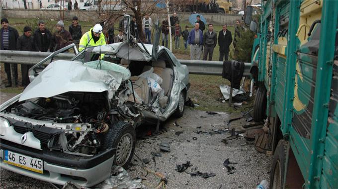 Kamyon otomobili biçti: 3 ölü