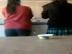 Okulda öğrencilere bulaşık yıkattılar