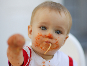 Çocuğunuzun yemek seçmesini engellemenin yolları