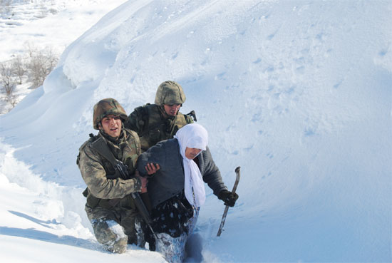 Asker eldivenini yaşlı kadına giydirdi