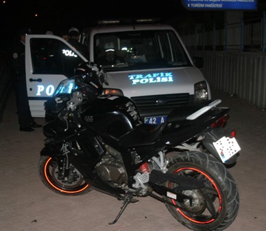 Yarış motoru demir korkuluklara çarptı: 1 yaralı