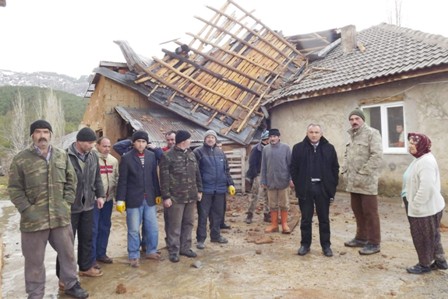 Hortum evin çatısını uçurdu