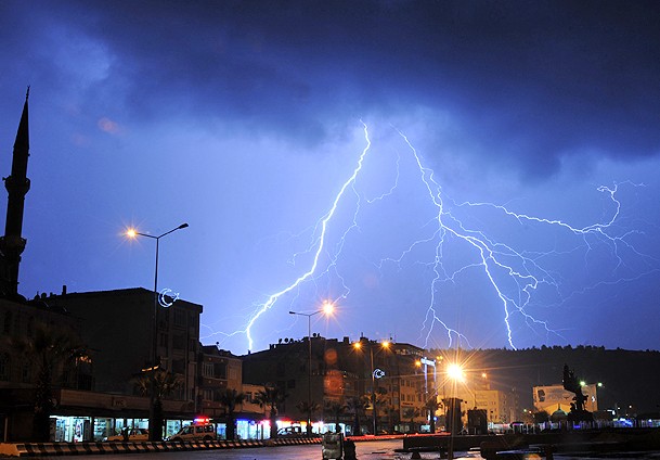 Şimşeklerin gökyüzündeki dansı