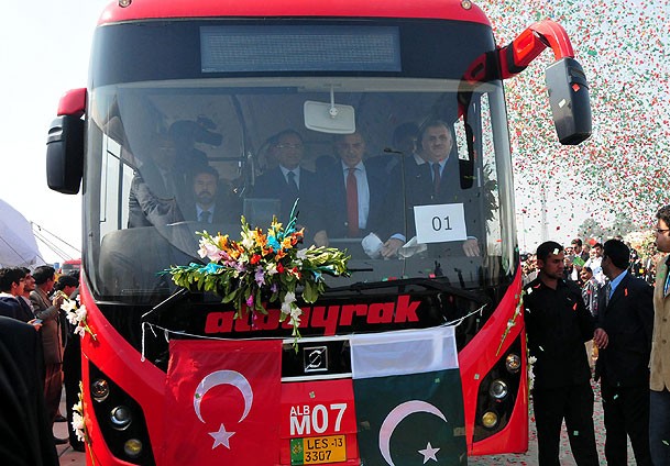 Pakistan'ın metrobüsü İstanbul'dan