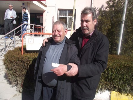 Keserle odun parçalarken parmağını kopardı