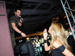 Emre Altuğ'dan Çağla Şikel'e gül