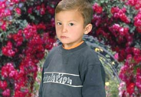 Pikabın altında kalan çocuk can verdi