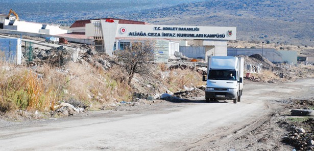 Cezaevindeki kadınlar: 'Çıplak olarak arandık!'