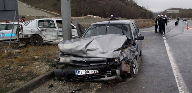 Bilecik'te iki otomobil çarpıştı: 6 yaralı