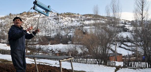 Otunu rayla sütünü teleferikle taşıyor