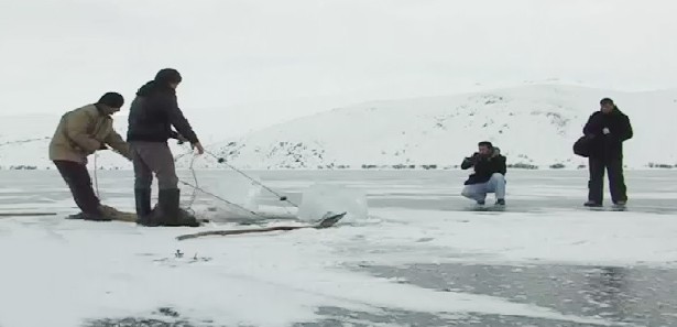 Buz tutan gölden ekmeklerini çıkarıyorlar
