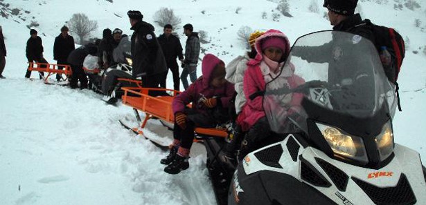 Kar motoruyla okullarına ulaştırıldılar