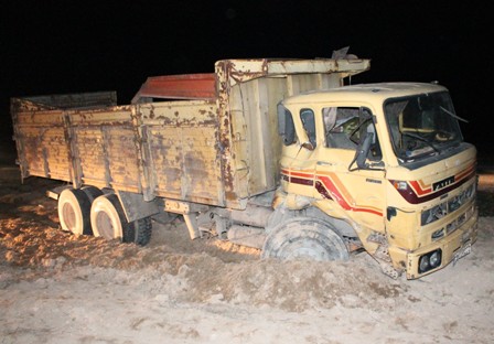 Kamyonla öğrenci servisi çarpıştı