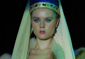 Eliza, harem kıyafetleriyle