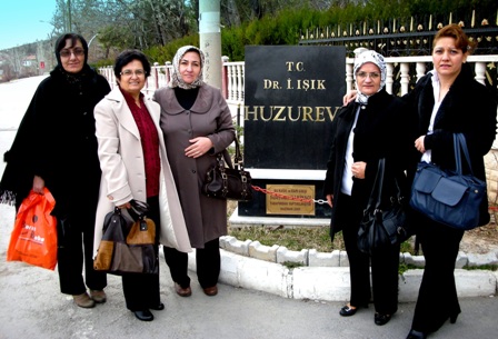 Yörük kadınları huzurevini ziyaret etti