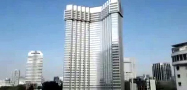 Bu gökdelen günden güne kısalıyor