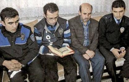 Sivas'ta polis taziye evine gidip Kur'an okudu