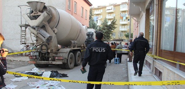 Beton mikserinin altında kalan çocuk hayatını kaybetti