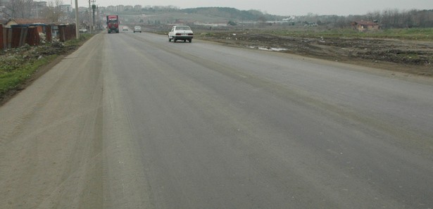 Çizgileri bulunmayan yollar kazalara yol açıyor