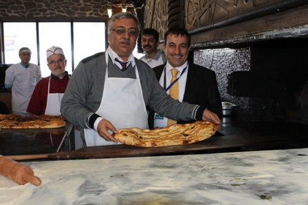Yerlikaya taş fırında Başbakan’a ekmek yaptı