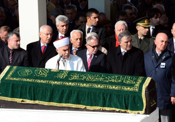 Gül cenaze törenine katıldı