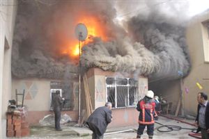 2 yaşındaki çocuk evi küle çevirdi