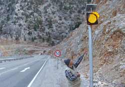 Ölüm yolları ışıklandırılıyor