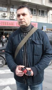 Yoğun bakımdaki eşini yalnız bırakmadı