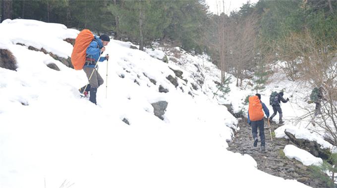 Çığ altında kalan arkadaşlarını arıyorlar