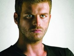 Kıvanç 'fes giy' diyen Araplar'a rest çekti