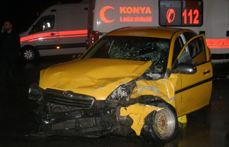 Ambulansla ticari taksi çarpıştı: 8 yaralı