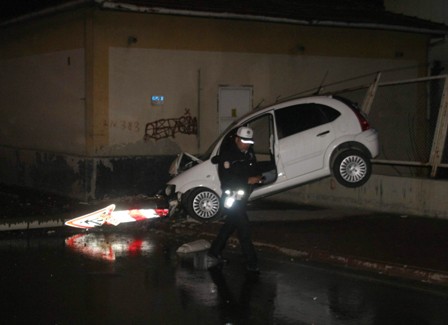 Otomobil duvara çarptı: 1 yaralı