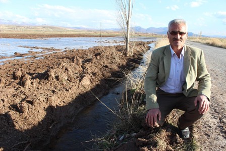 Beyşehir’de açılan tahliye kanalları çiftçiyi rahatlattı