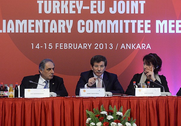 Davutoğlu'ndan ''Suriye'de diyalog'' yorumu