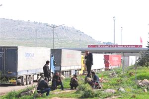 Cilvegözü'nde yardım tırları tampon bölgeye alındı