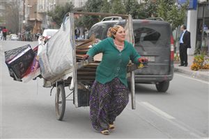 Asker eşi çöpten atık topluyor