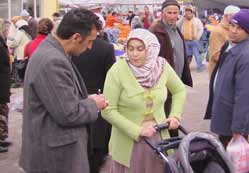 Pazar yerinde çantası çalındı