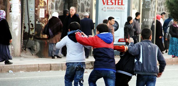Polise taş atan çocuklara abileri engel oldu