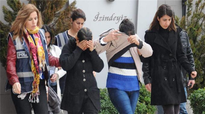 Kadın hırsızlar iş başında yakalandı