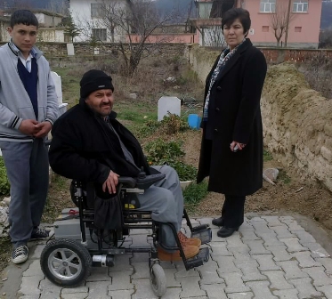 Mezarlık girişine engelli rampası