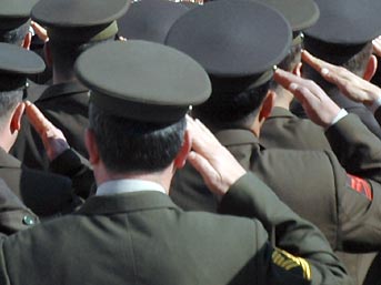 Astsubaylardan sonra eşleri de isyan etti