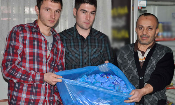 Mavi kapakları engelliler derneğine verdi