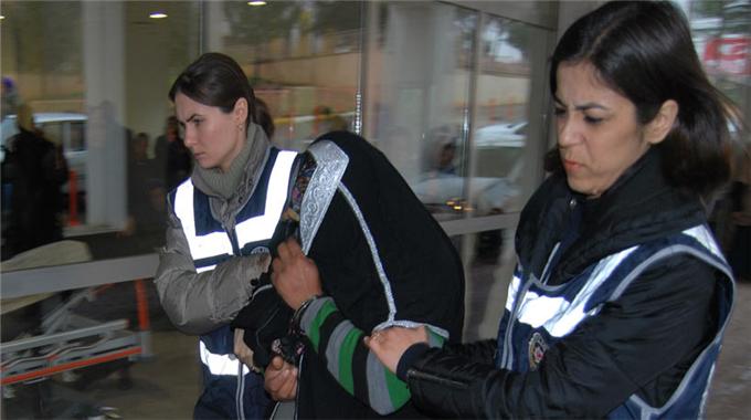 Polisin evine girince yakayı ele verdiler