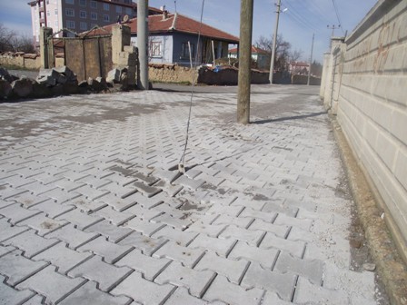 Direk yol ortasında kaldı