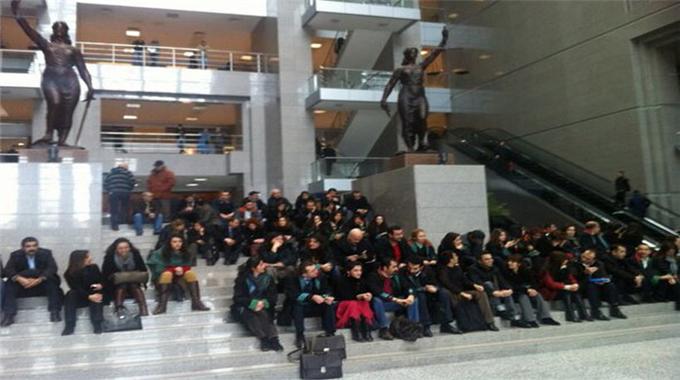 Avukatlar adliyede eylem yaptı