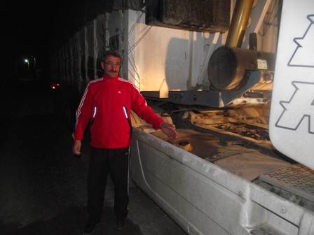 Tır’ın yakıt deposunu boşalttılar