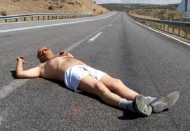 Muhtardan çıplak protesto